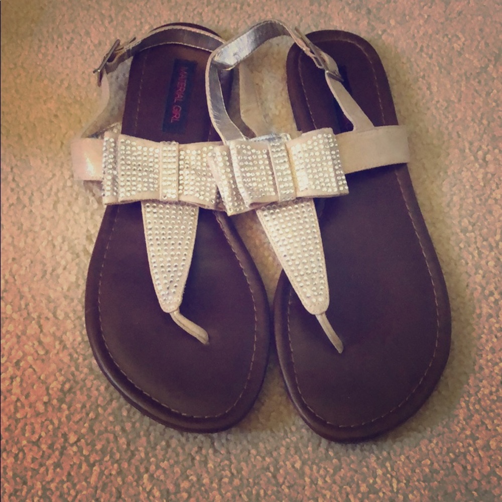 Silver stone bow sandals